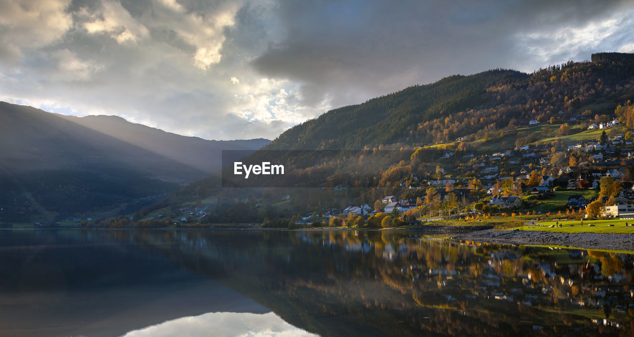 SCENIC VIEW OF LAKE AGAINST MOUNTAINS