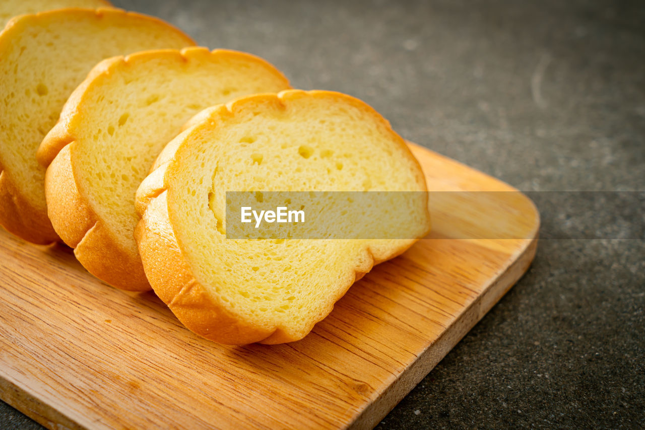 HIGH ANGLE VIEW OF BREAD ON TABLE