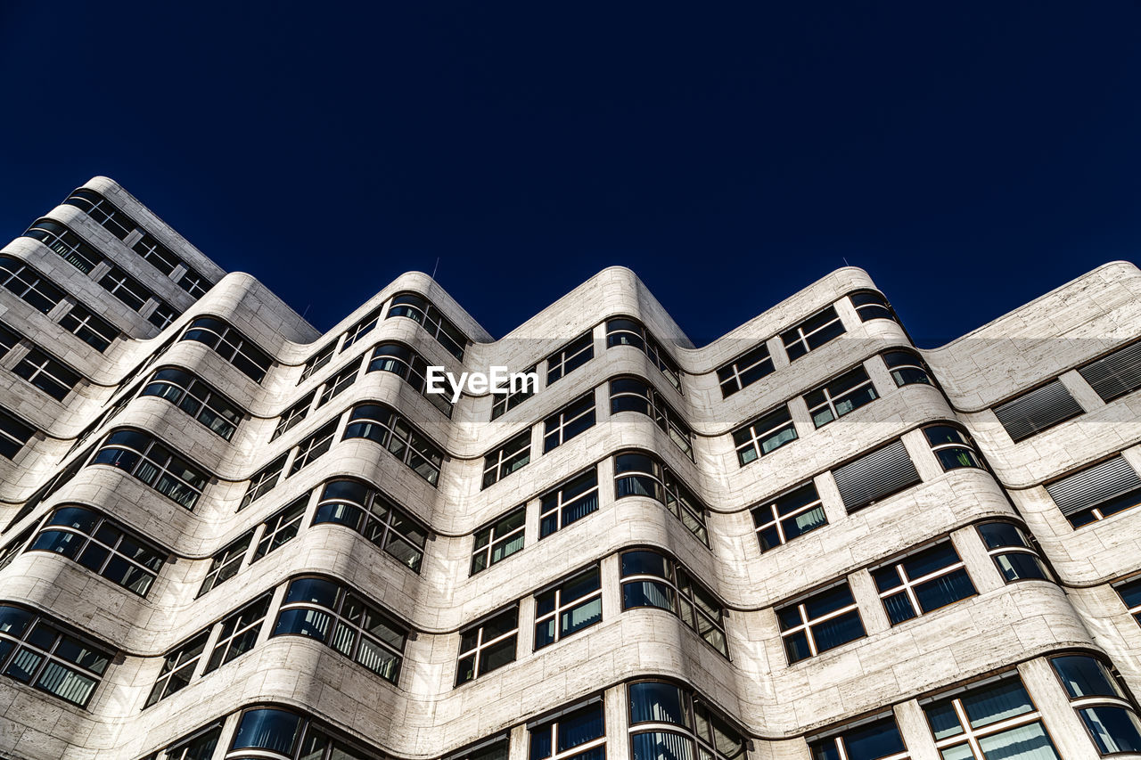 LOW ANGLE VIEW OF BUILDINGS IN CITY