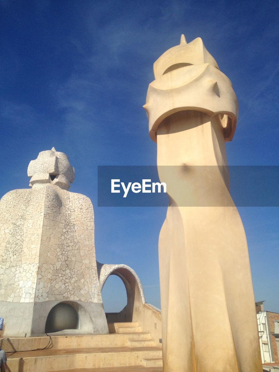 LOW ANGLE VIEW OF BUILT STRUCTURE AGAINST CLEAR BLUE SKY