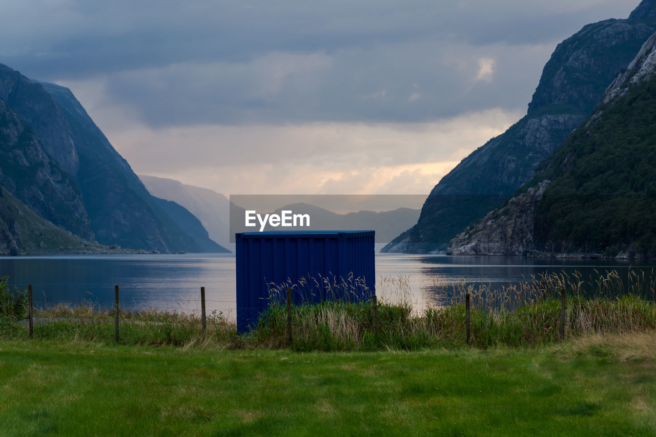 SCENIC VIEW OF FIELD AGAINST MOUNTAINS