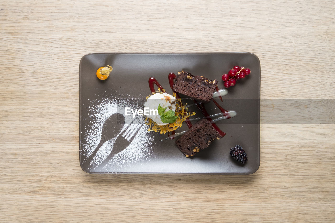 HIGH ANGLE VIEW OF ICE CREAM ON TABLE