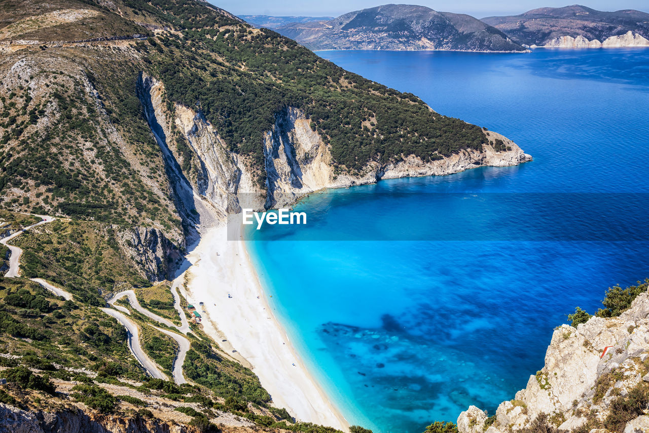 HIGH ANGLE VIEW OF ROCKS ON SHORE