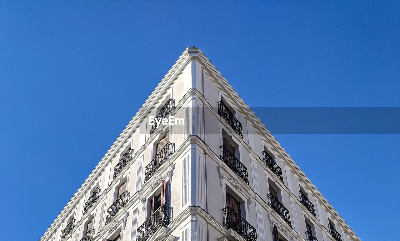 LOW ANGLE VIEW OF BUILDING AGAINST CLEAR SKY