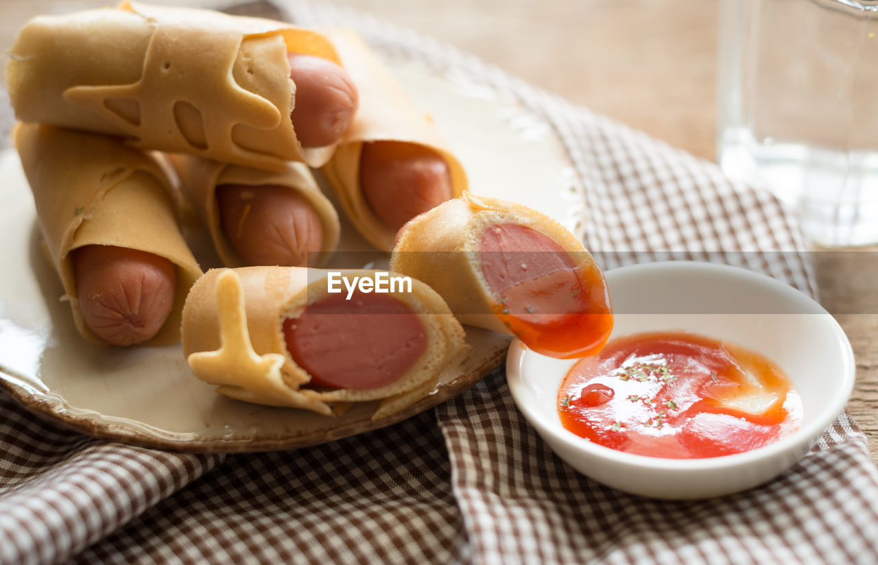 CLOSE-UP OF BREAKFAST IN PLATE