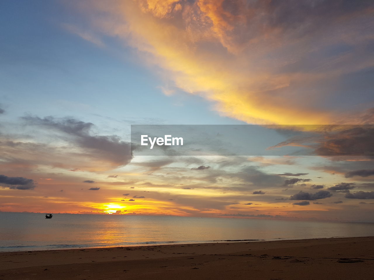 SCENIC VIEW OF SUNSET OVER SEA