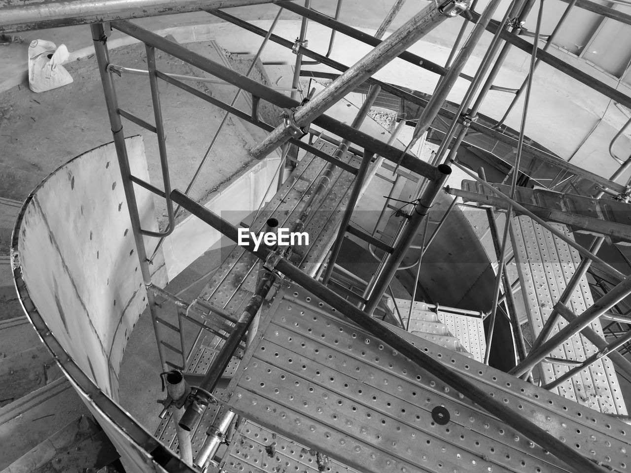 HIGH ANGLE VIEW OF SPIRAL STAIRCASE IN GLASS