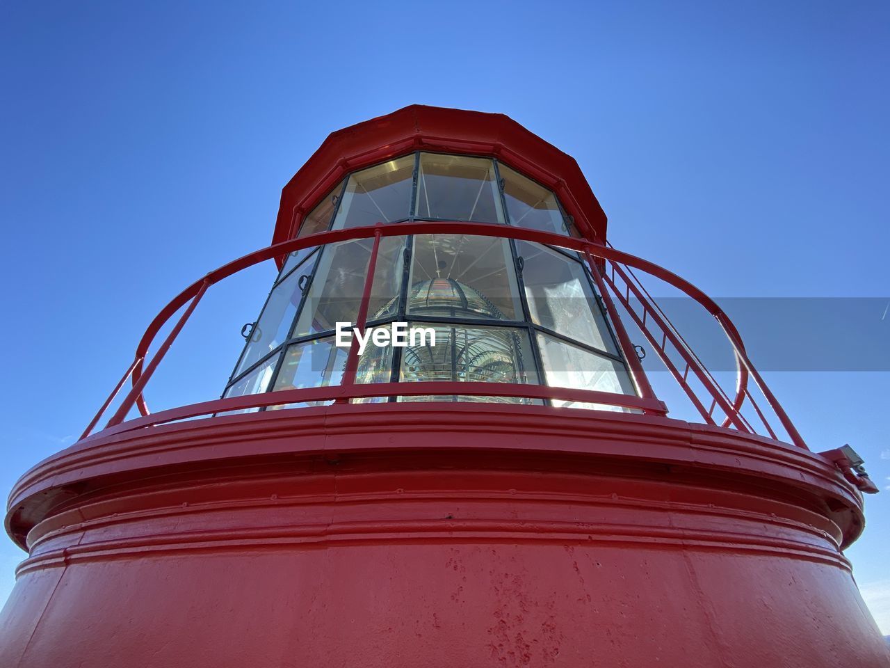 LOW ANGLE VIEW OF BUILDING AGAINST CLEAR BLUE SKY