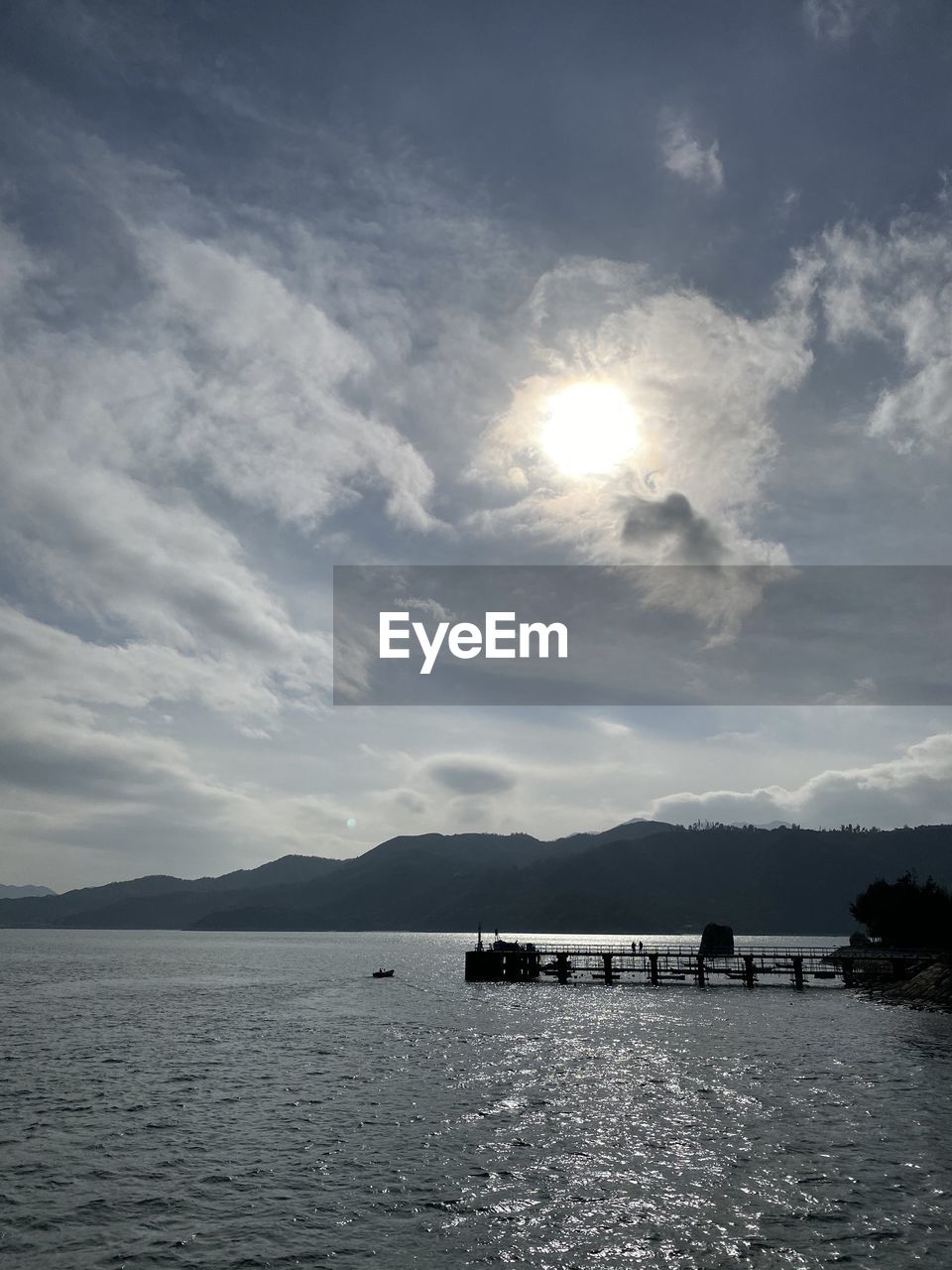 IDYLLIC VIEW OF LAKE AGAINST SKY