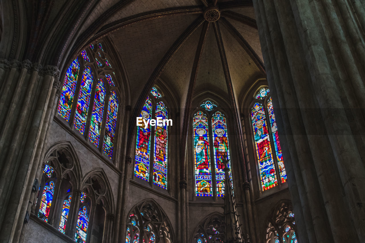 LOW ANGLE VIEW OF STAINED GLASS WINDOW OF BUILDING