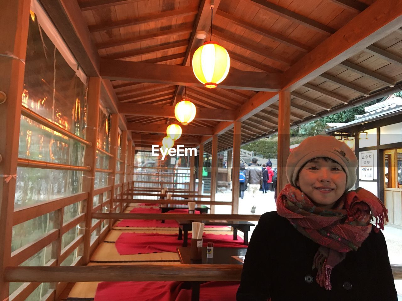 PORTRAIT OF A SMILING YOUNG WOMAN IN RESTAURANT