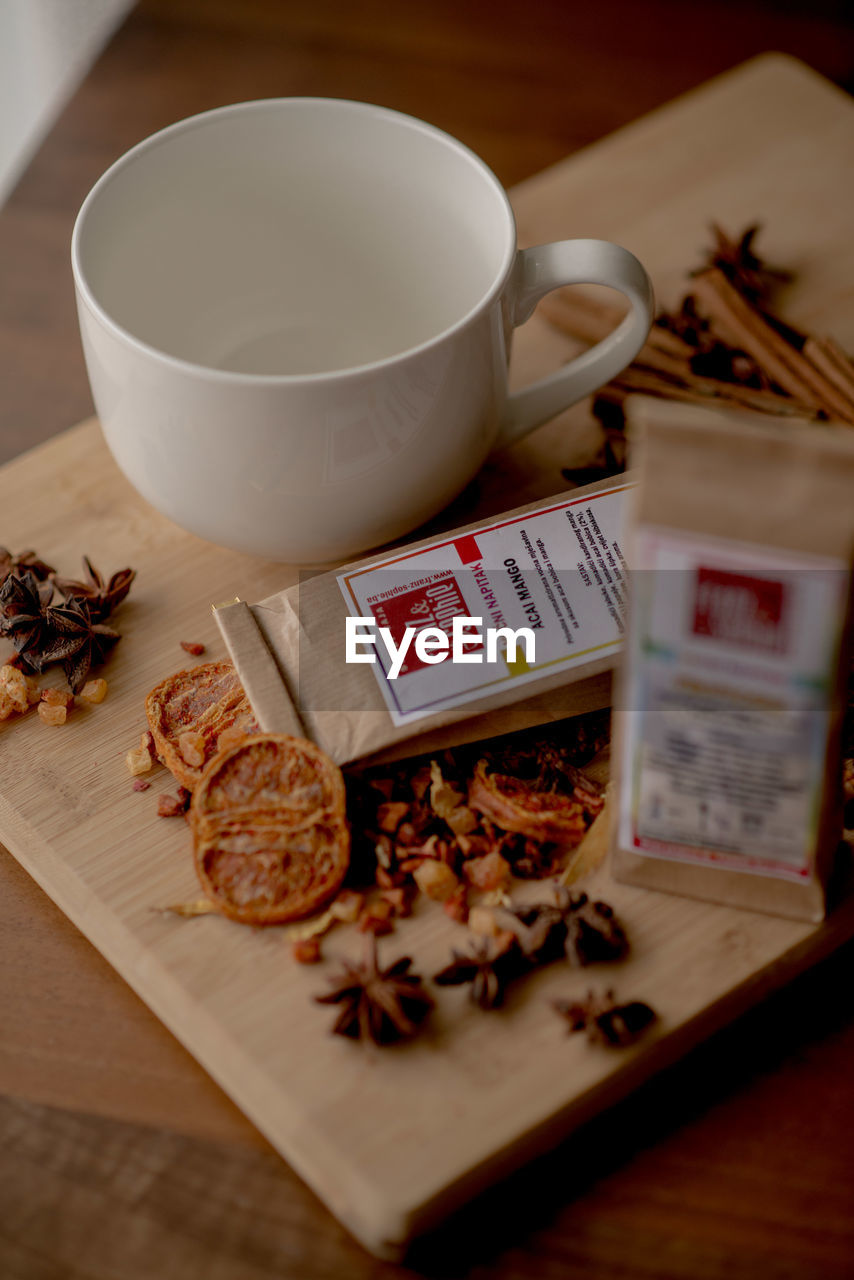 HIGH ANGLE VIEW OF COFFEE CUP AND TEA ON TABLE