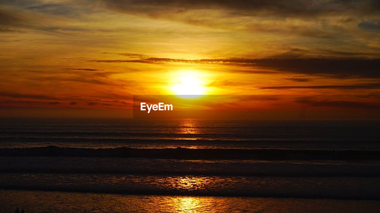 SCENIC VIEW OF SEA AGAINST DRAMATIC SKY