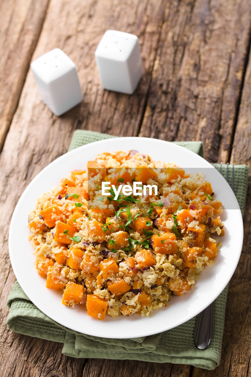 HIGH ANGLE VIEW OF MEAL SERVED IN BOWL