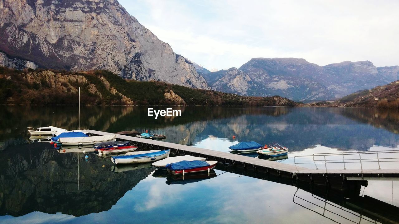 SCENIC VIEW OF LAKE AGAINST MOUNTAINS