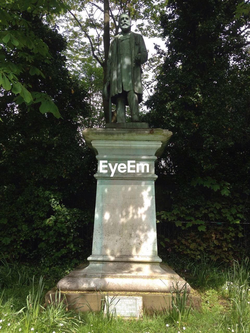 STATUE OF WOMAN IN PARK