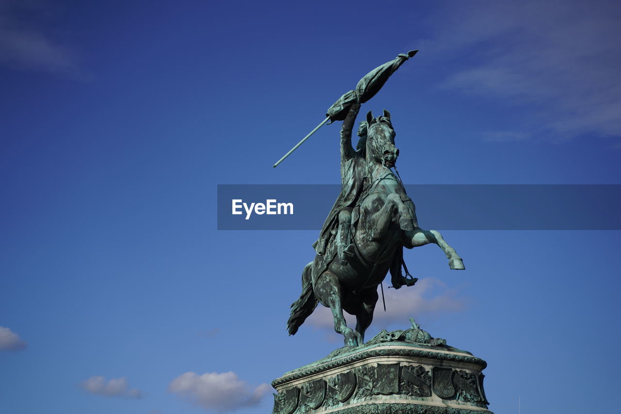 LOW ANGLE VIEW OF STATUE AGAINST SKY