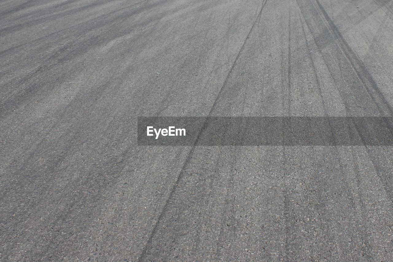 HIGH ANGLE VIEW OF ROAD ON LAND