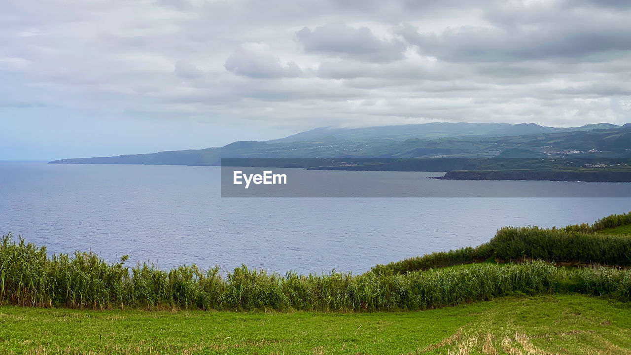 SCENIC VIEW OF SEA AND MOUNTAINS AGAINST SKY