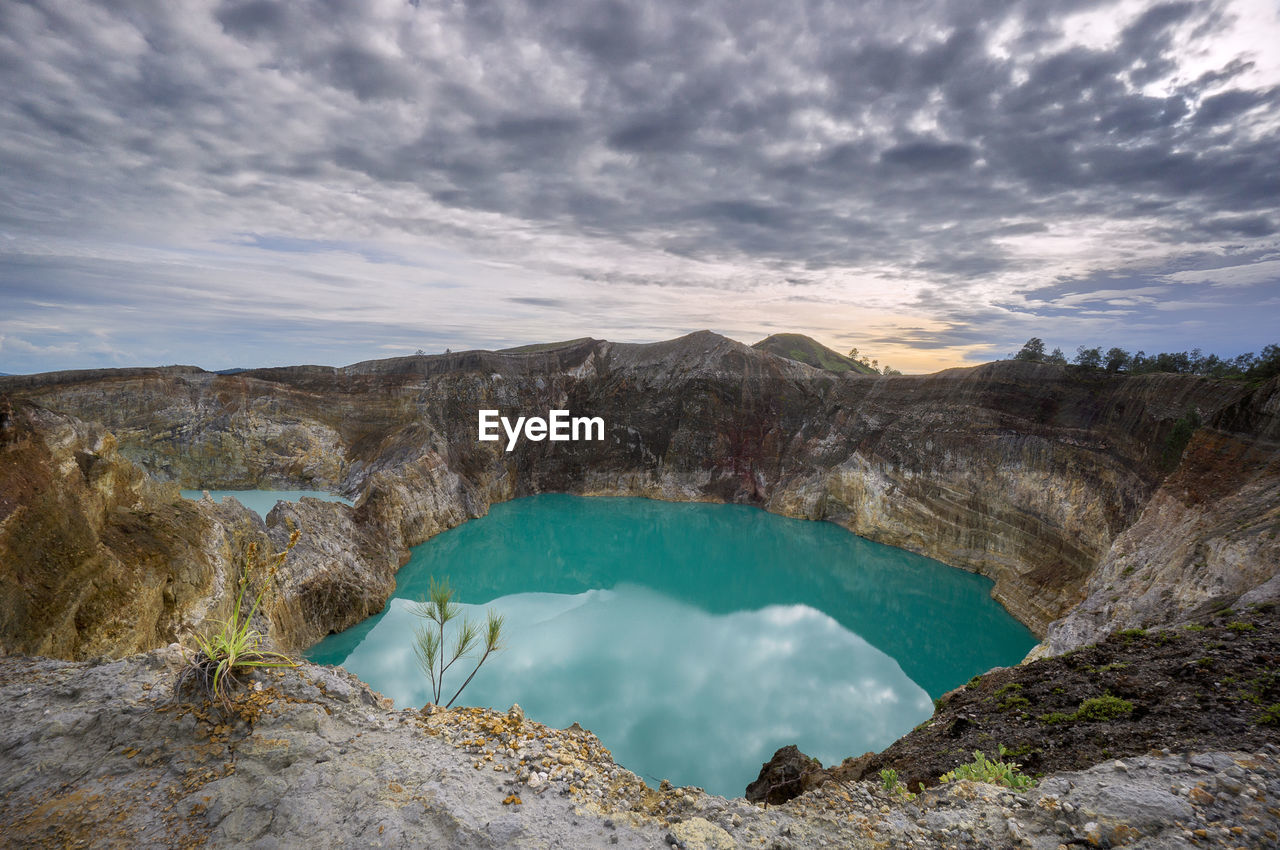 Vertige in kelimutu. flores, indonesia.