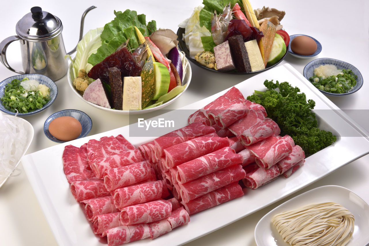 HIGH ANGLE VIEW OF FRESH VEGETABLES ON TABLE