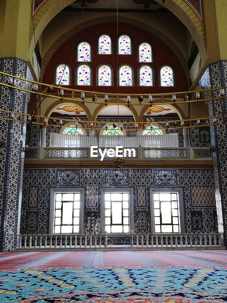 LOW ANGLE VIEW OF ORNATE CEILING IN BUILDING