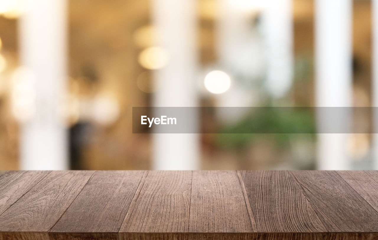 FULL FRAME SHOT OF WOODEN BENCH