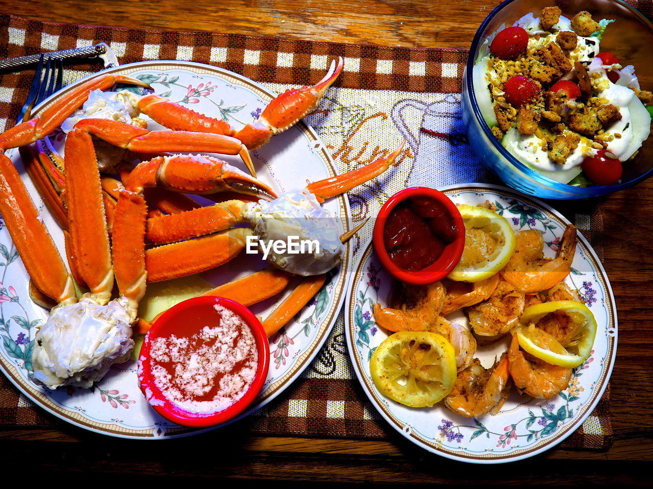 CLOSE-UP OF FOOD IN PLATE