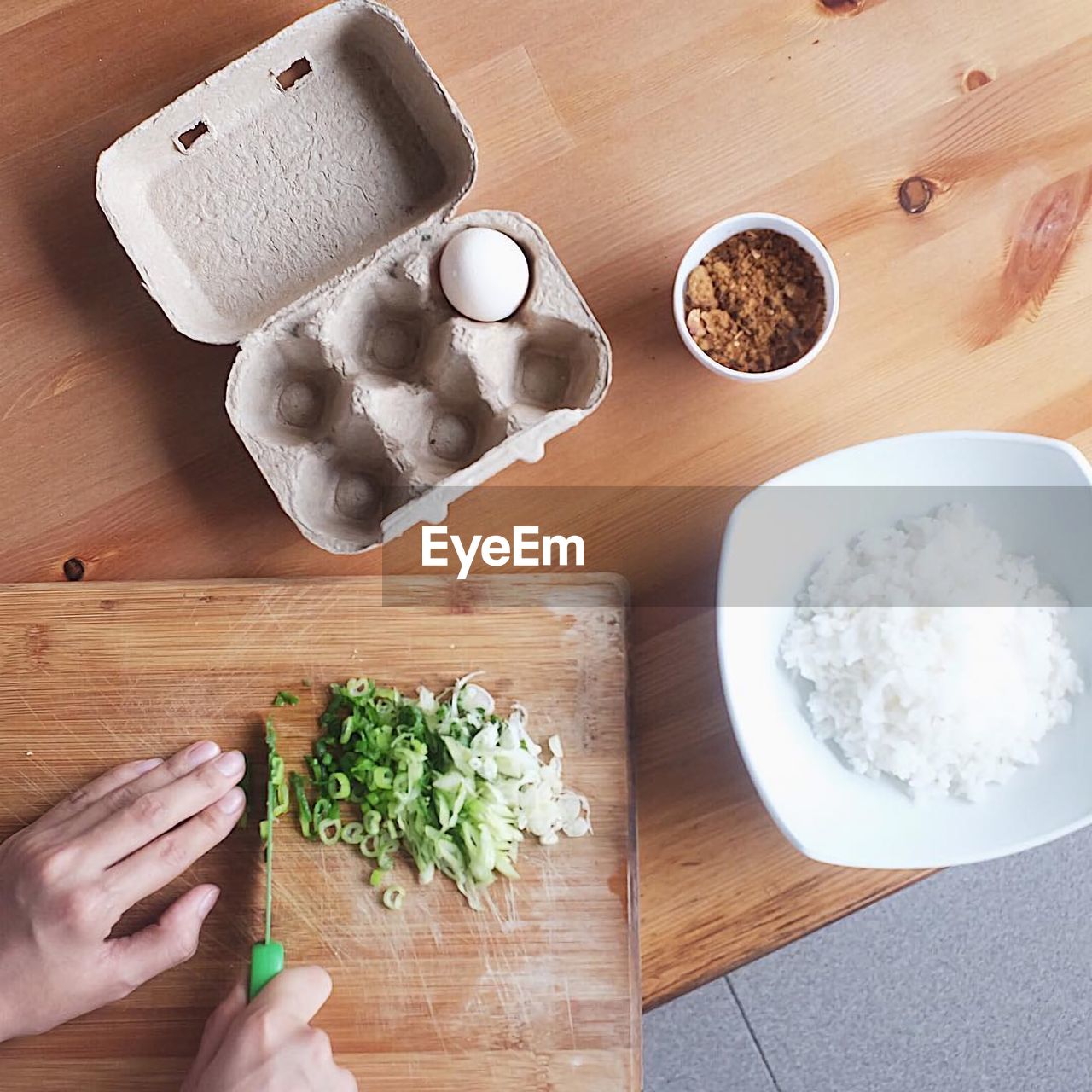 HIGH ANGLE VIEW OF FOOD SERVED ON CUTTING BOARD