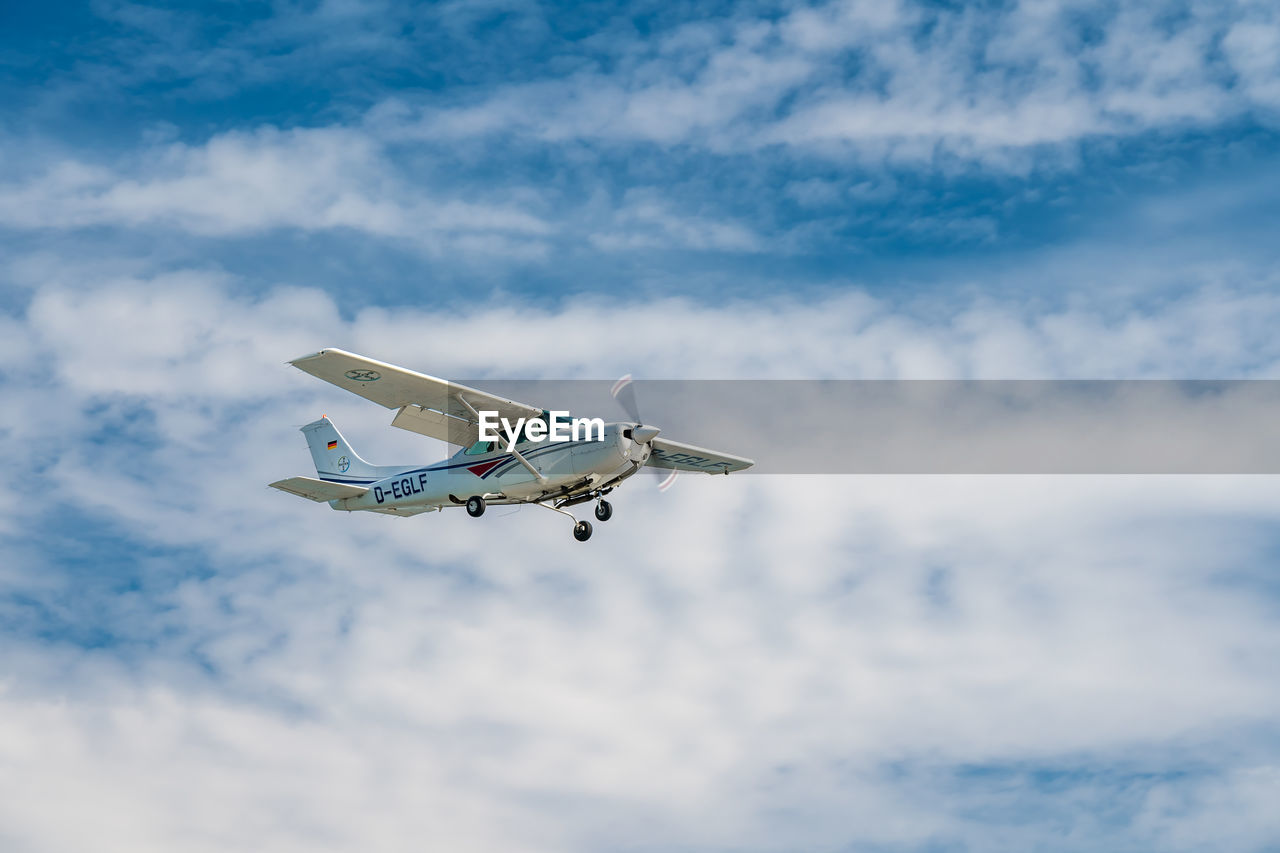 LOW ANGLE VIEW OF AIRPLANE AGAINST SKY