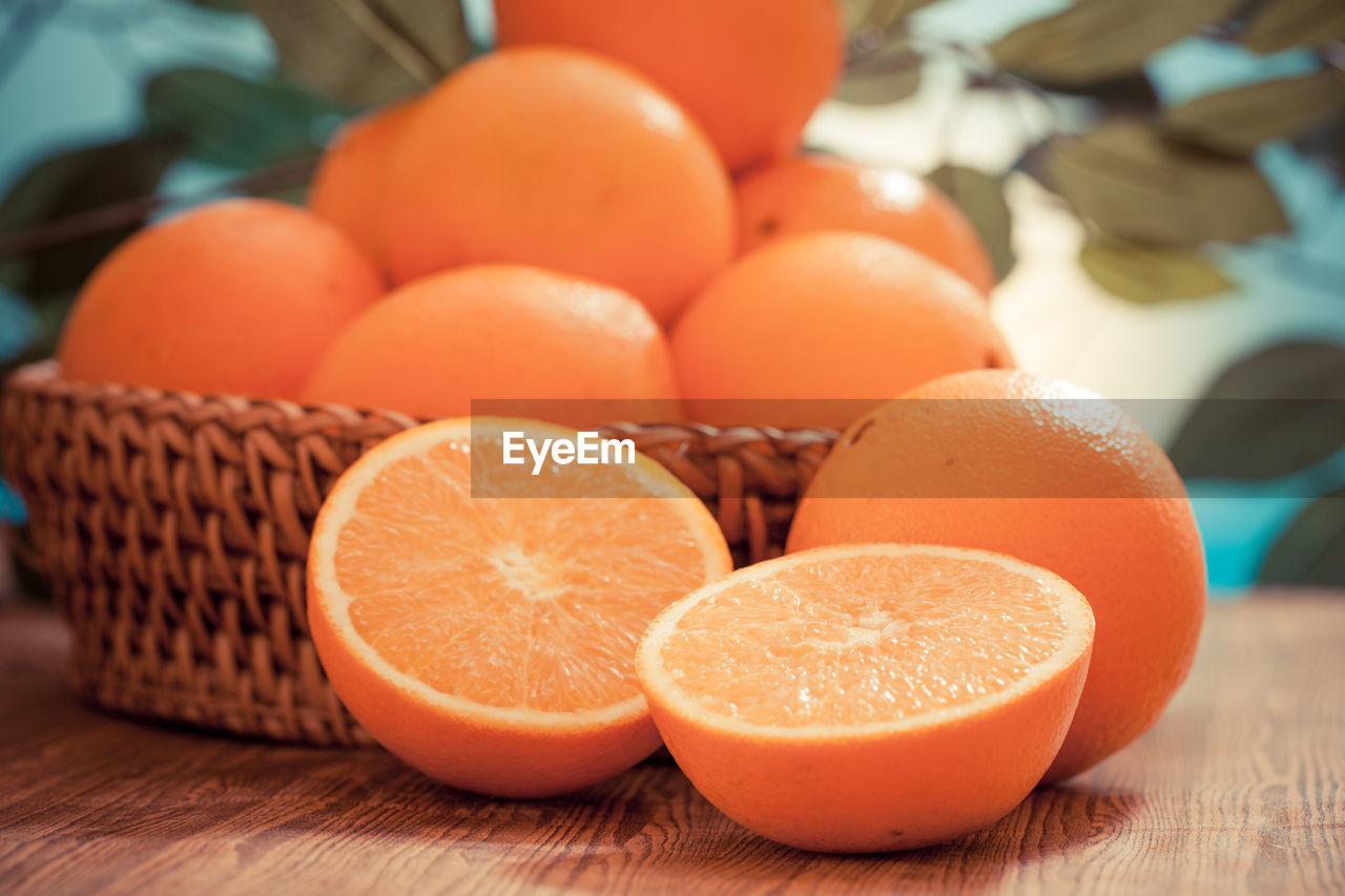 CLOSE-UP OF ORANGE FRUITS IN BASKET