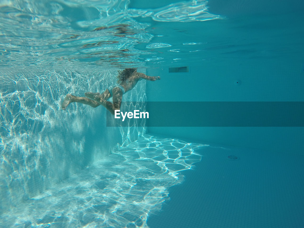 SWIMMING UNDERWATER IN SEA