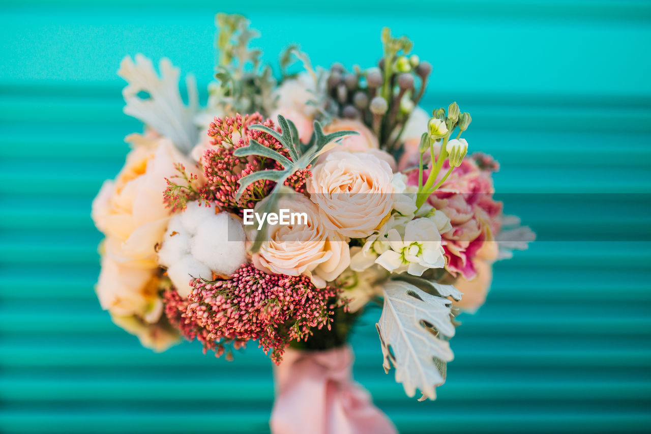 CLOSE-UP OF WOMAN HOLDING BOUQUET OF PINK FLOWER