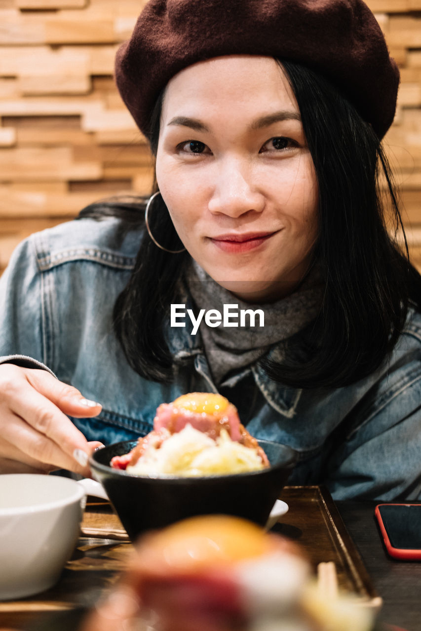 PORTRAIT OF A WOMAN HOLDING ICE CREAM