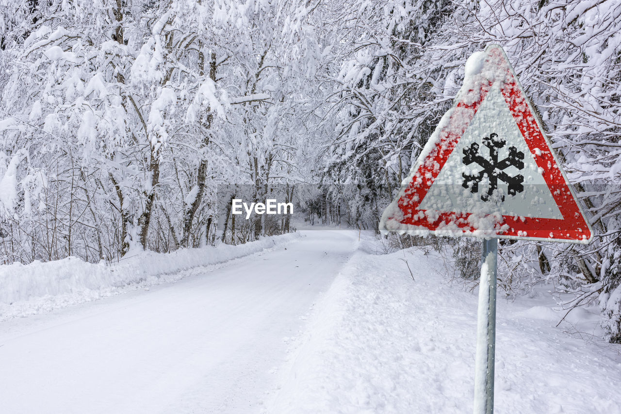 Traffic sign warns of snow and icy road