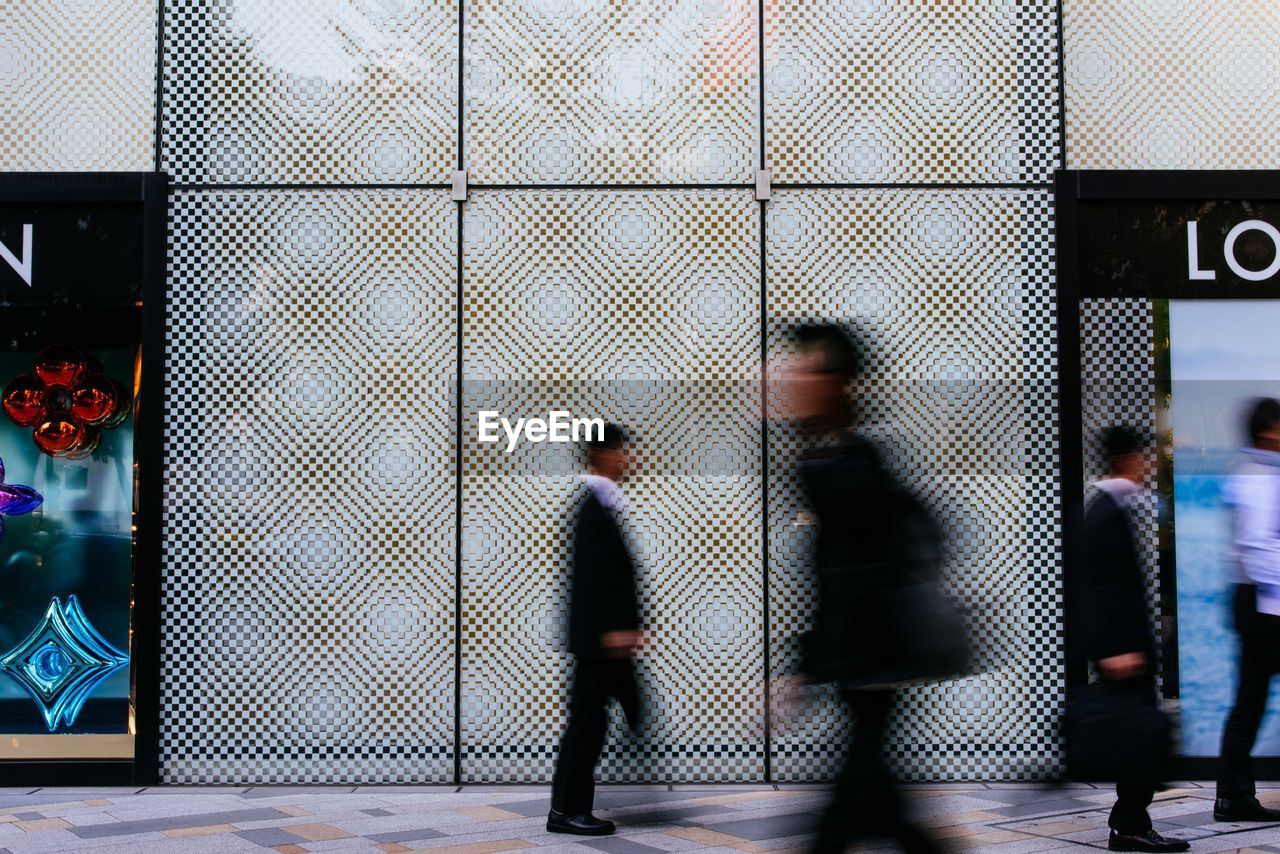 BLURRED IMAGE OF PEOPLE WALKING IN OFFICE