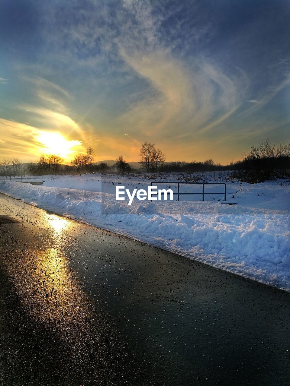 SCENIC VIEW OF RIVER AGAINST SKY DURING SUNSET