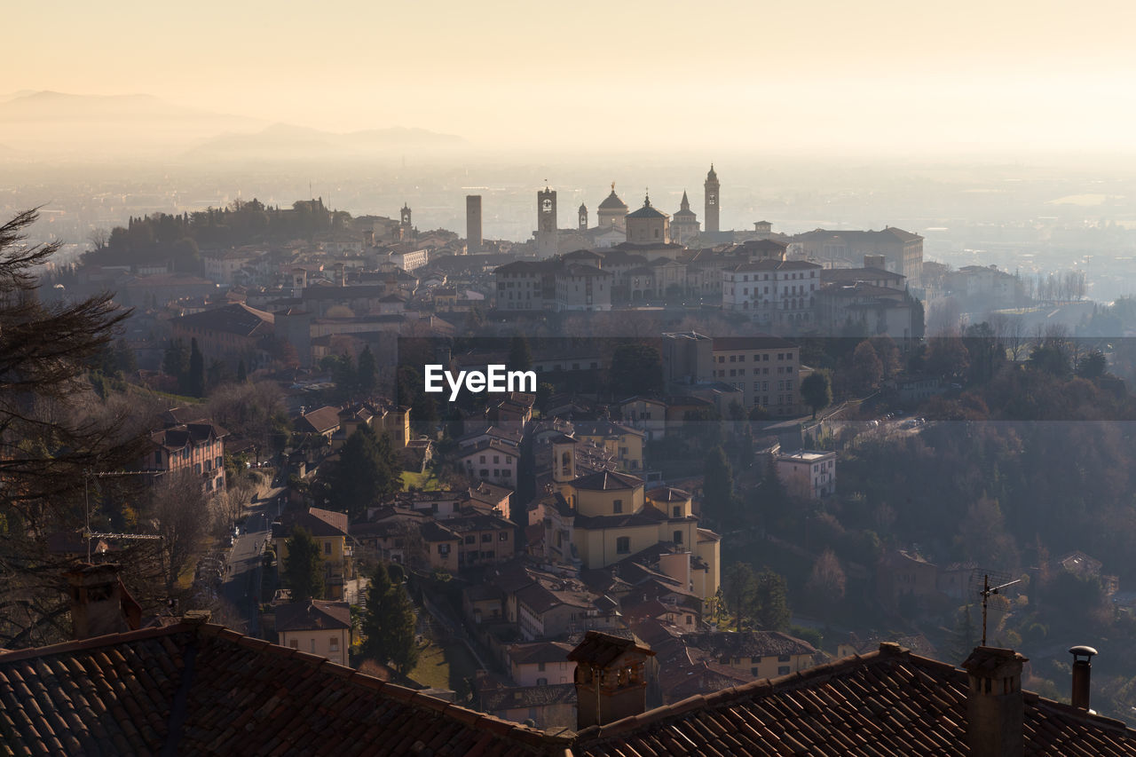 HIGH ANGLE VIEW OF TOWN IN CITY