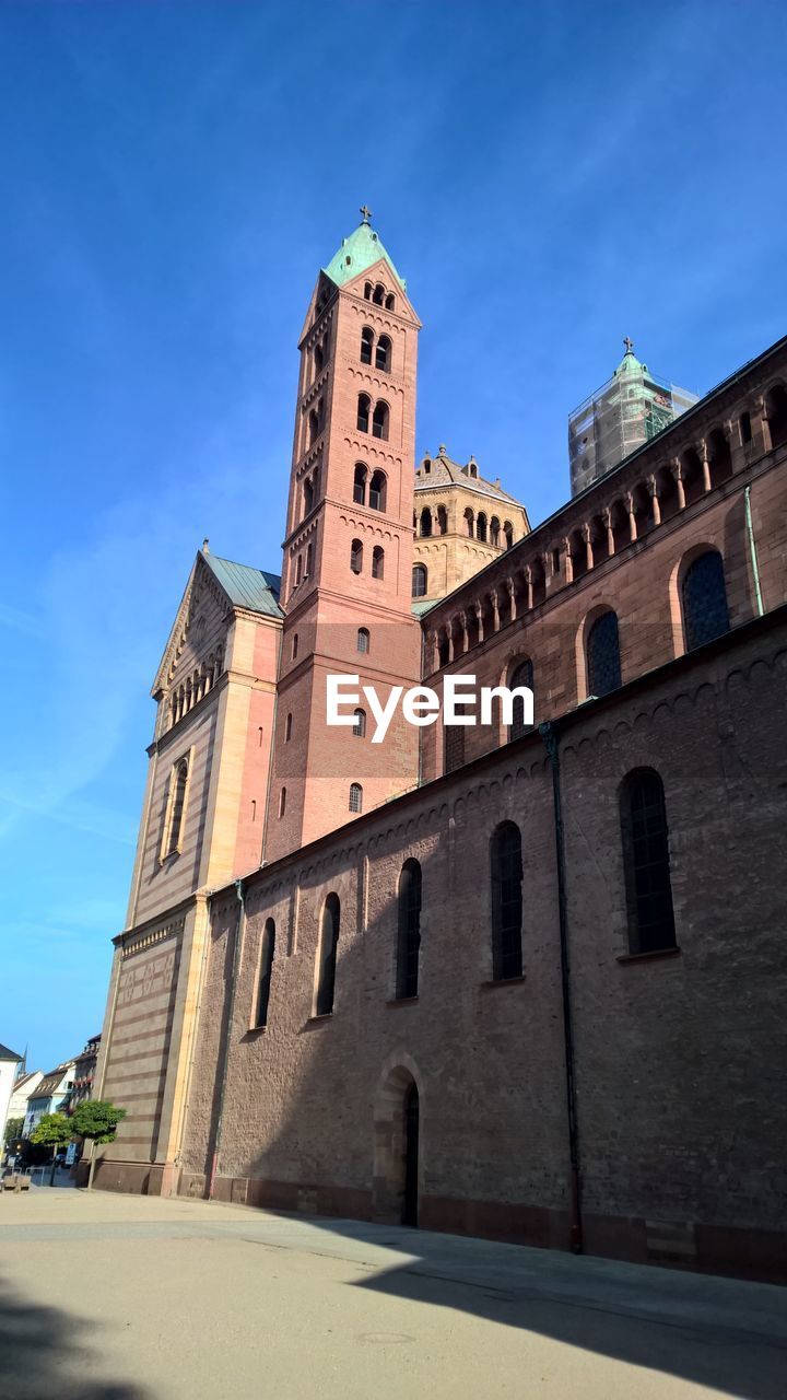 LOW ANGLE VIEW OF BUILDINGS AGAINST SKY