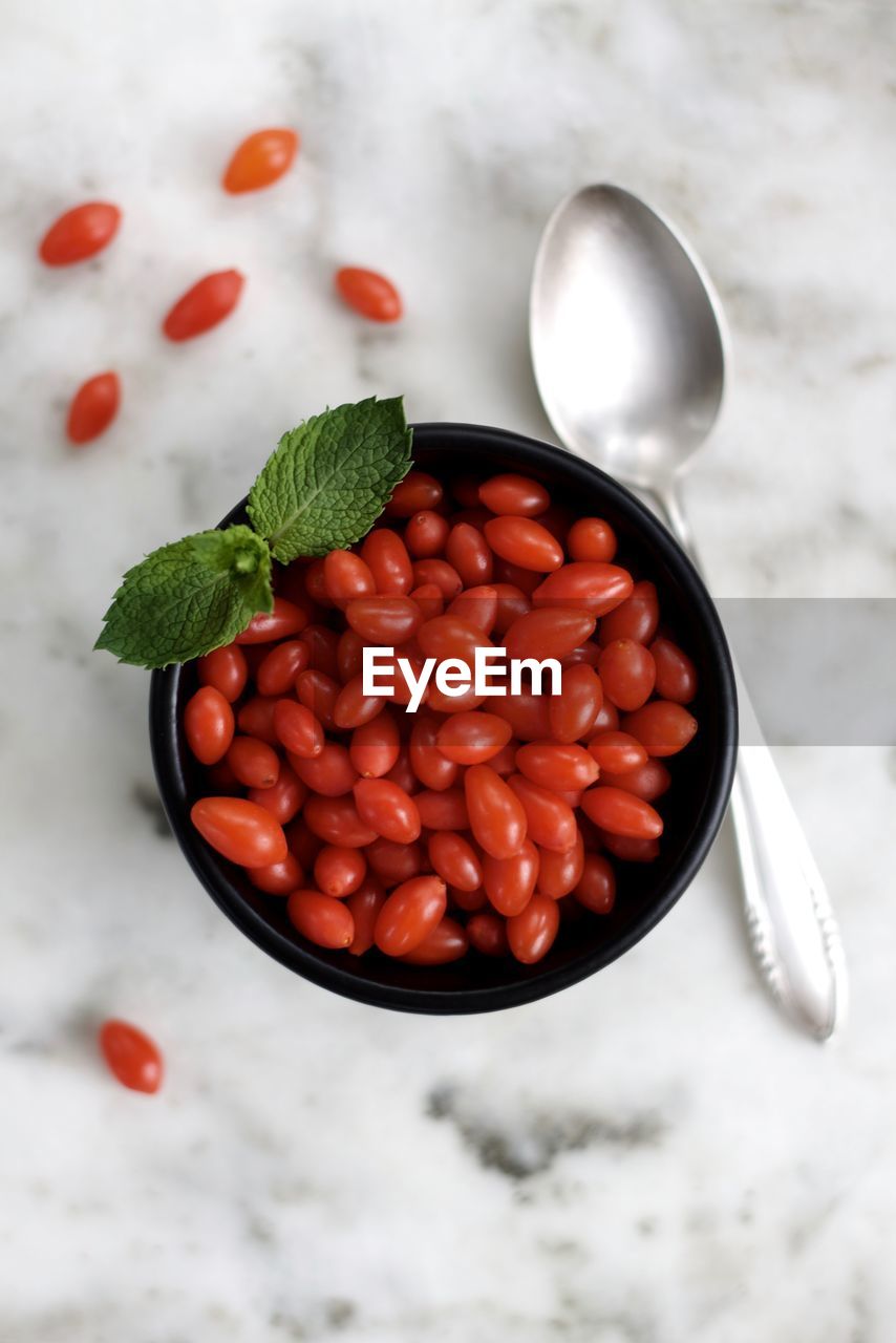 HIGH ANGLE VIEW OF CHERRIES IN BOWL ON TABLE