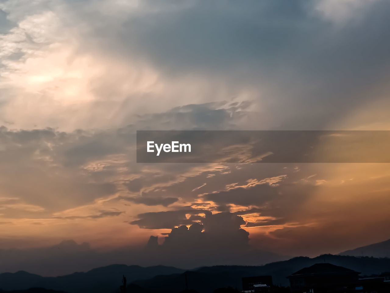 LOW ANGLE VIEW OF DRAMATIC SKY OVER SILHOUETTE MOUNTAINS