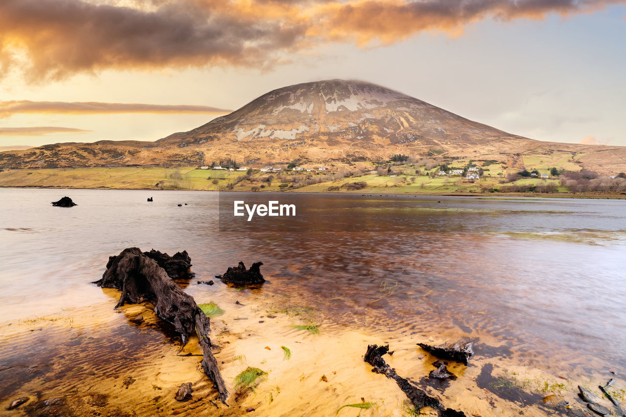 SCENIC VIEW OF SEA AND MOUNTAINS AGAINST SKY