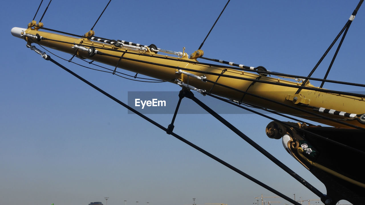 LOW ANGLE VIEW OF SAILBOAT AGAINST CLEAR SKY