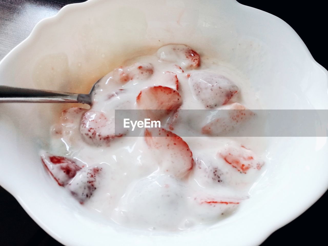 HIGH ANGLE VIEW OF ICE CREAM IN BOWL WITH SAUCE