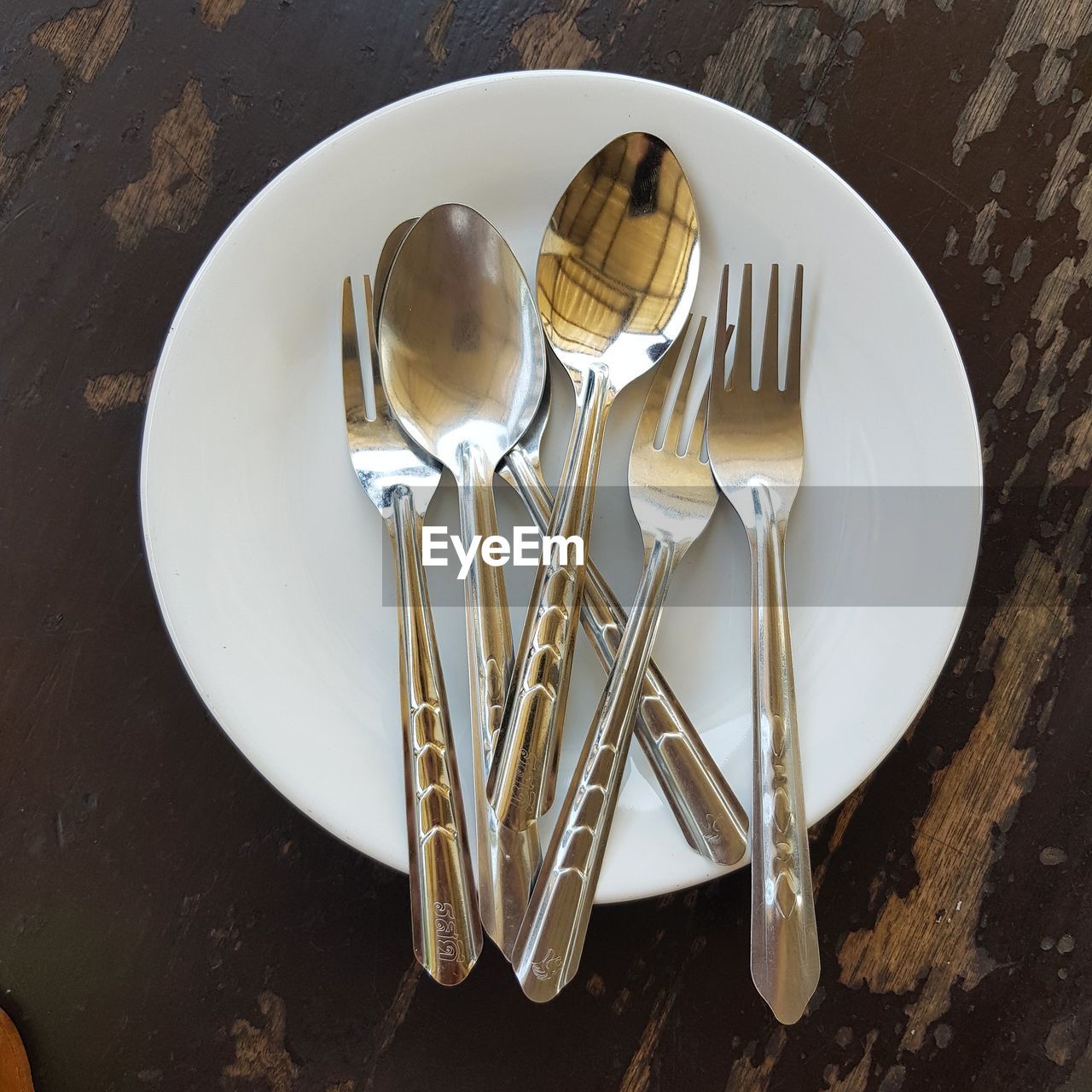 HIGH ANGLE VIEW OF DESSERT IN PLATE