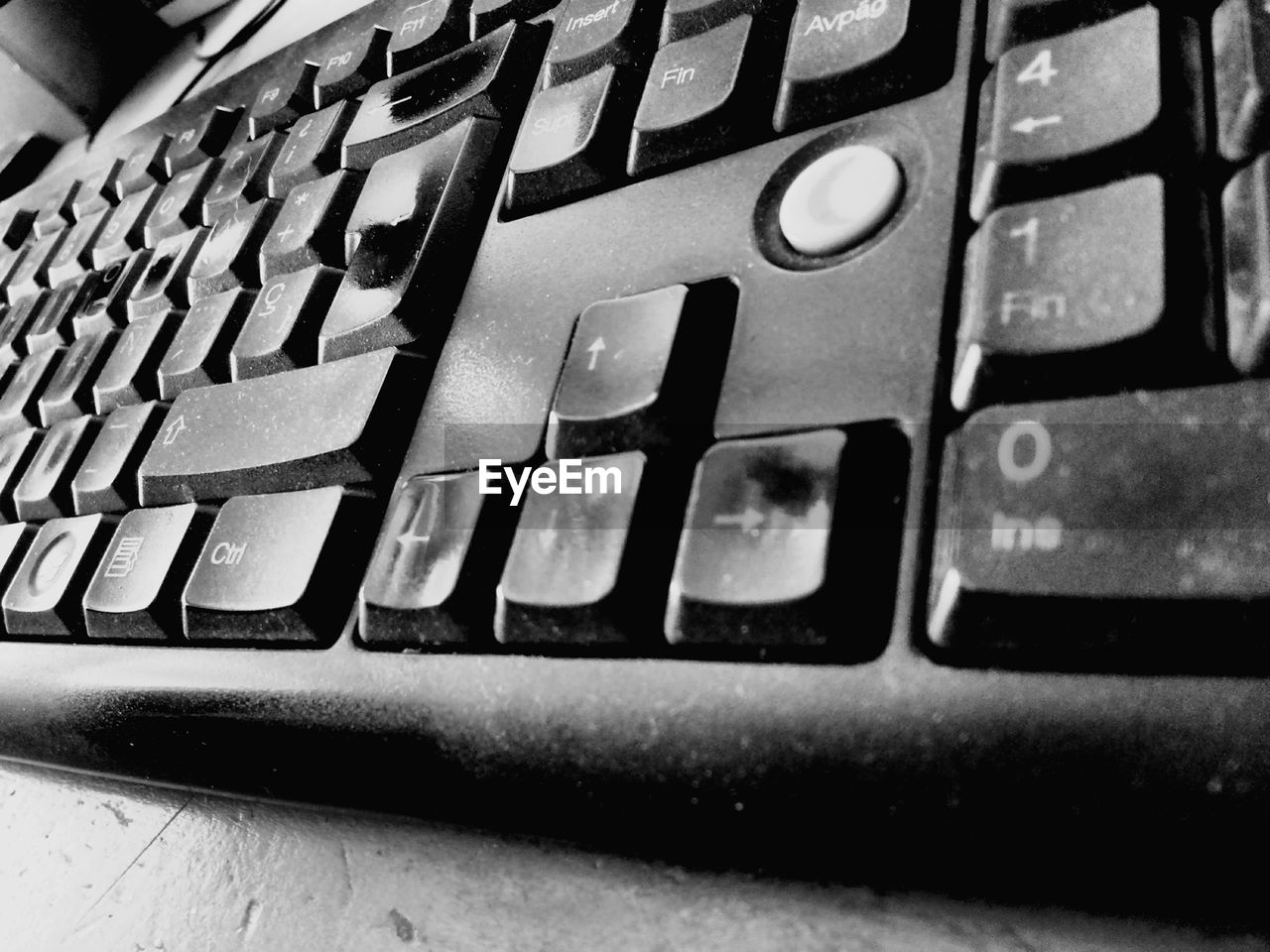 CLOSE UP OF COMPUTER KEYBOARD