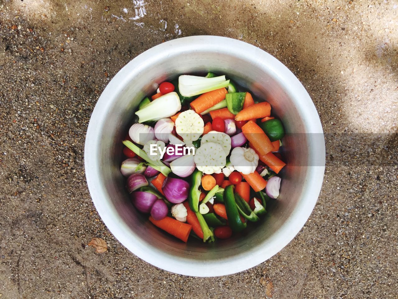 DIRECTLY ABOVE SHOT OF SALAD IN BOWL