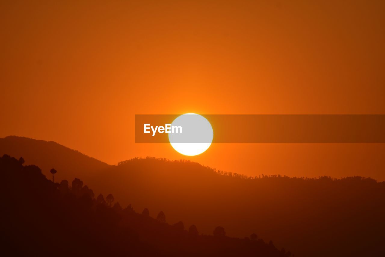SCENIC VIEW OF SUNSET AGAINST SKY DURING SUNRISE