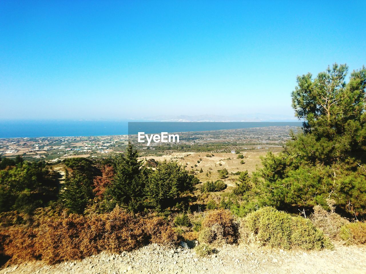 HIGH ANGLE VIEW OF CALM BEACH AGAINST BLUE SKY