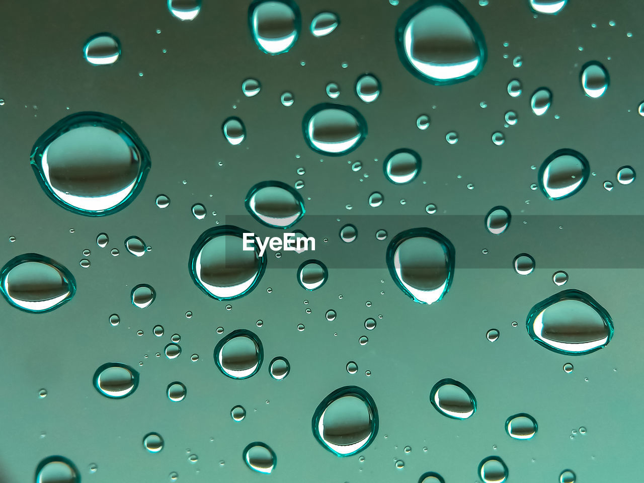 CLOSE-UP OF WATER DROPS ON GLASS